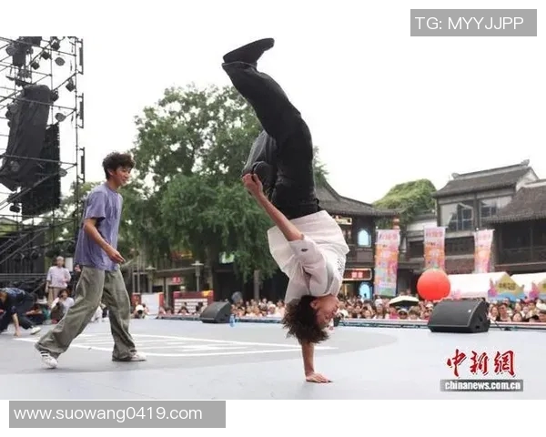 在球场上舞动青春的旋律与激情的舞者们 在球场上舞动青春的旋律与激情的舞者们